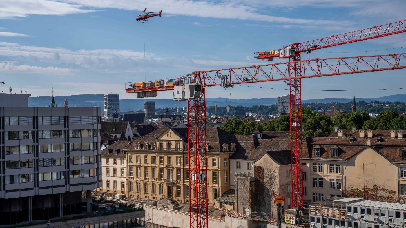 Der Helikopter bewegt sich auf die Heliplattform zu