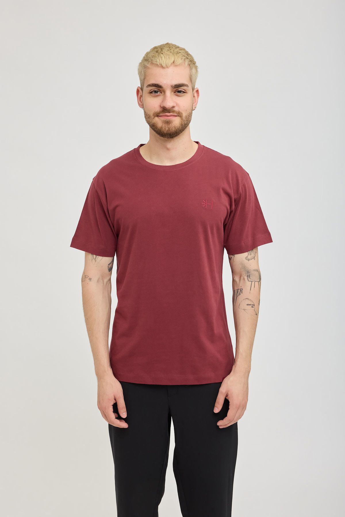 Männliches Model mit weinrotem USB-Merchandise T-Shirt