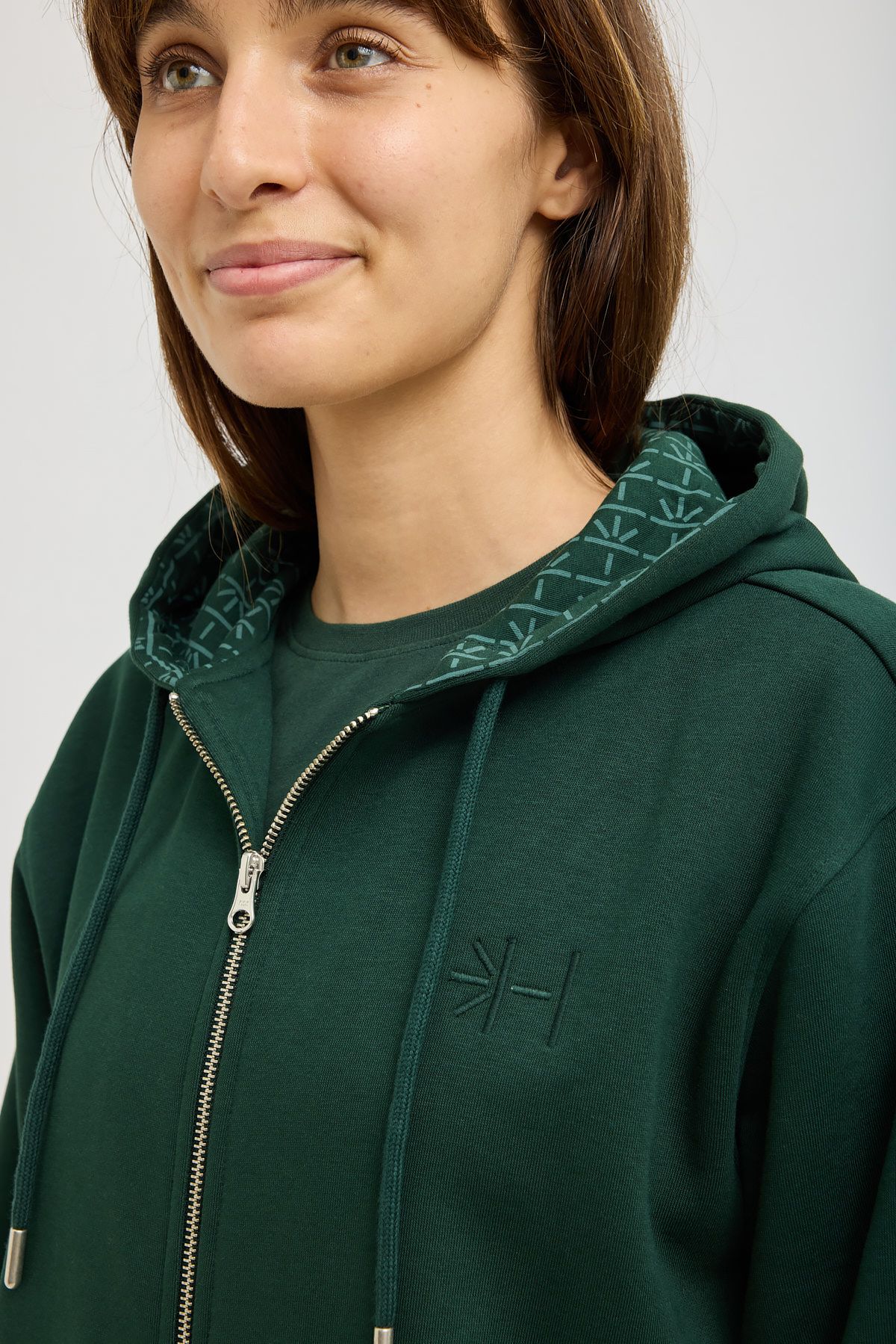 Weibliches Model mit dunkelgrünem USB-Merchandise Hoodie