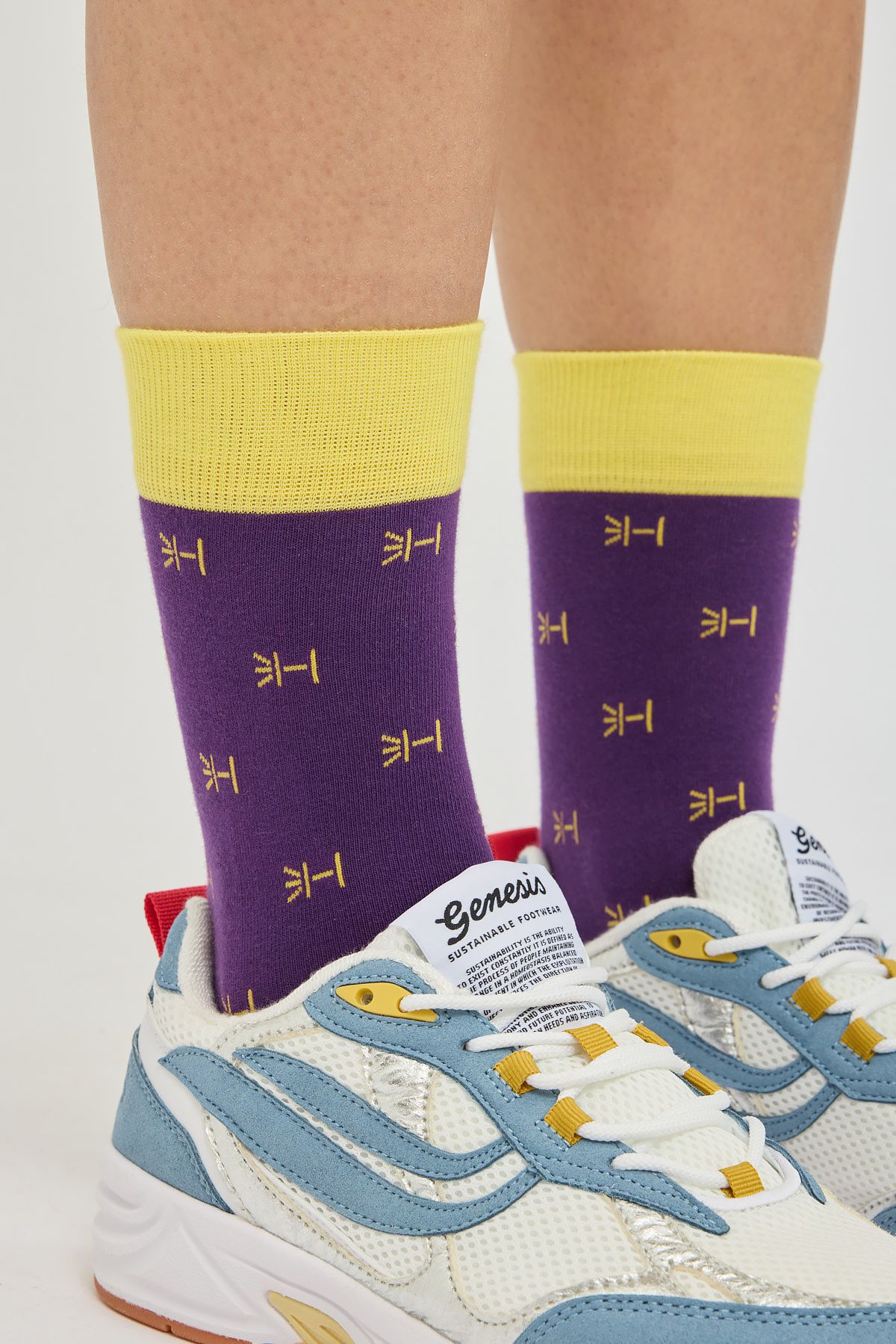 Model mit violett/gelben USB-Merchandise Socken