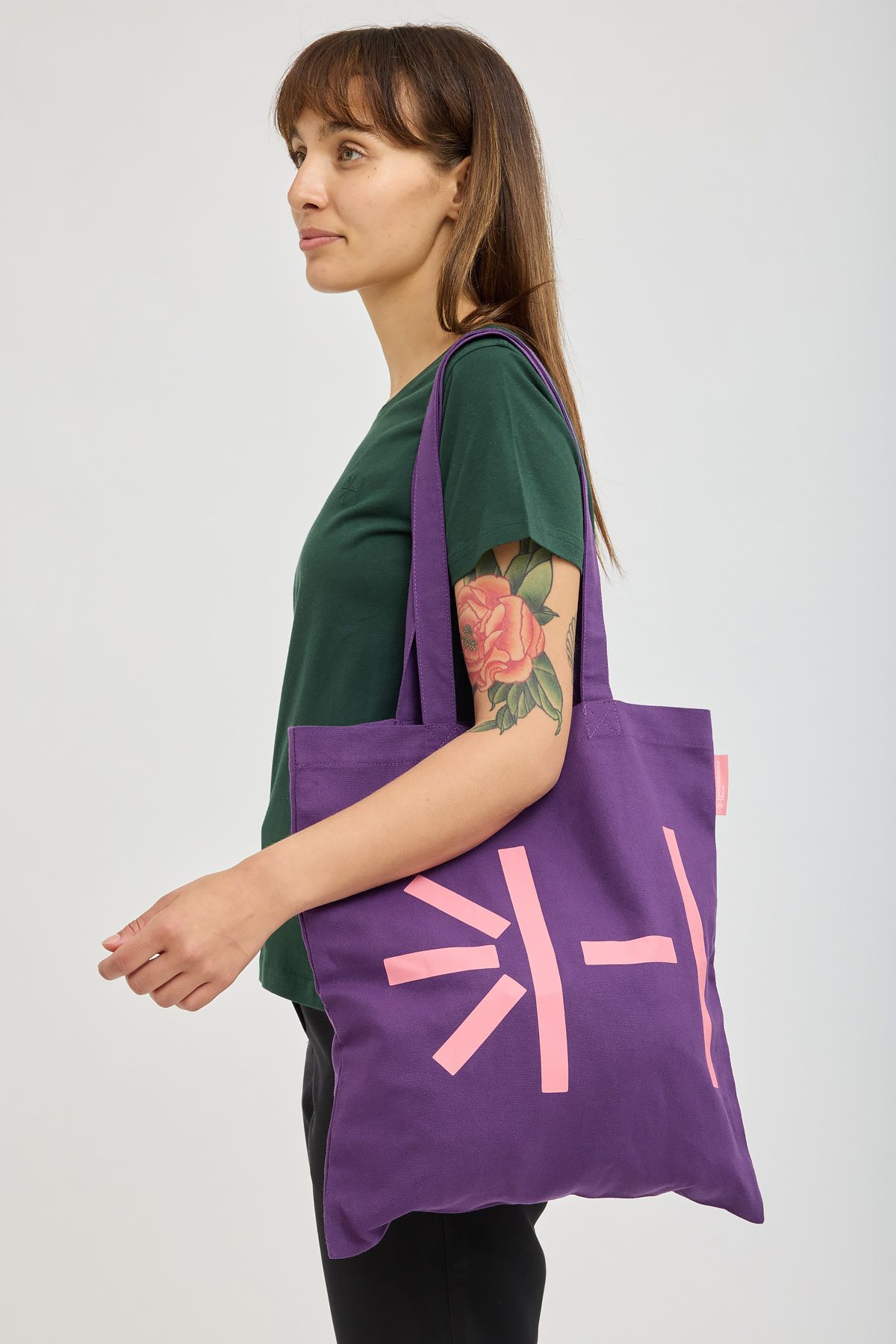 Weibliches Model mit violettem USB-Merchandise Totebag