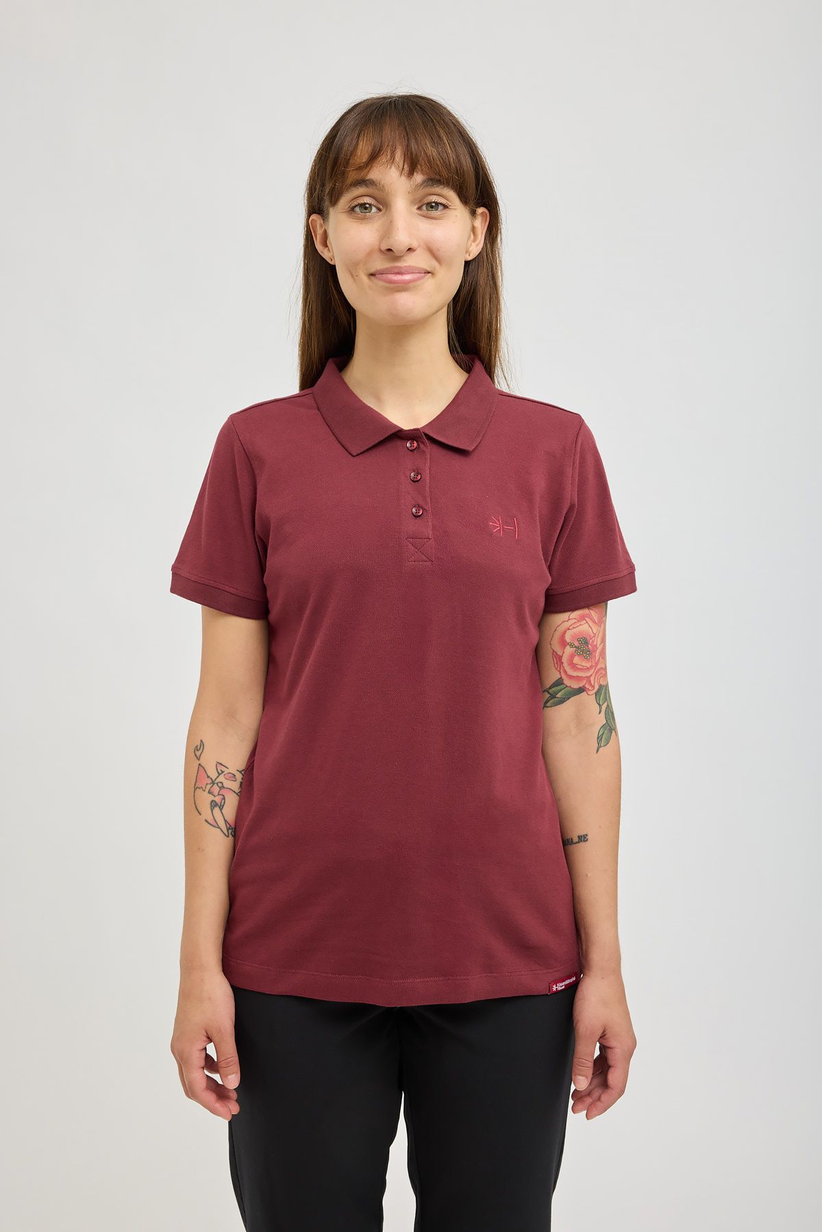 weibliches Model mit weinrotem USB-Merchandise Polo-Shirt