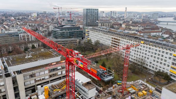 Das Universitätsspital Basel (USB) hat das Bauprogramm auf dem Campus Gesundheit redimensioniert. Vom geplanten Klinikum 3 wird vorerst nur der Sockel gebaut. Dank weiteren Optimierungen des Flächenbedarfs kann das USB für die nächsten 20-30 Jahre auf den Bau des Turms verzichten. Als langfristige Option wird die Ergänzung mit dem Turm offengehalten. So gewährleistet das USB die nachhaltige Versorgung der Bevölkerung und den Spitalbetrieb. 